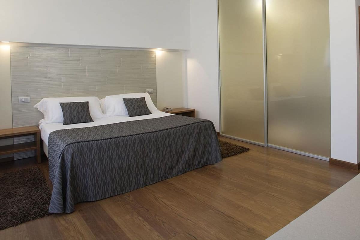 Frigobar, cofres nos quartos, escrivaninha, quartos à prova de som