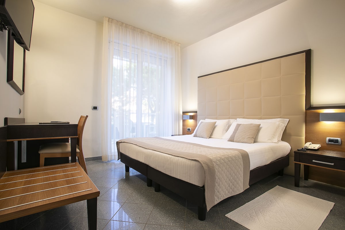 Frigobar, cofres nos quartos, escrivaninha, quartos à prova de som