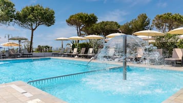 Outdoor pool, pool loungers