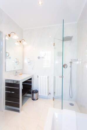 Family Suite | Bathroom | Free toiletries, hair dryer, slippers, towels - Castelo Santa Catarina (Porto)