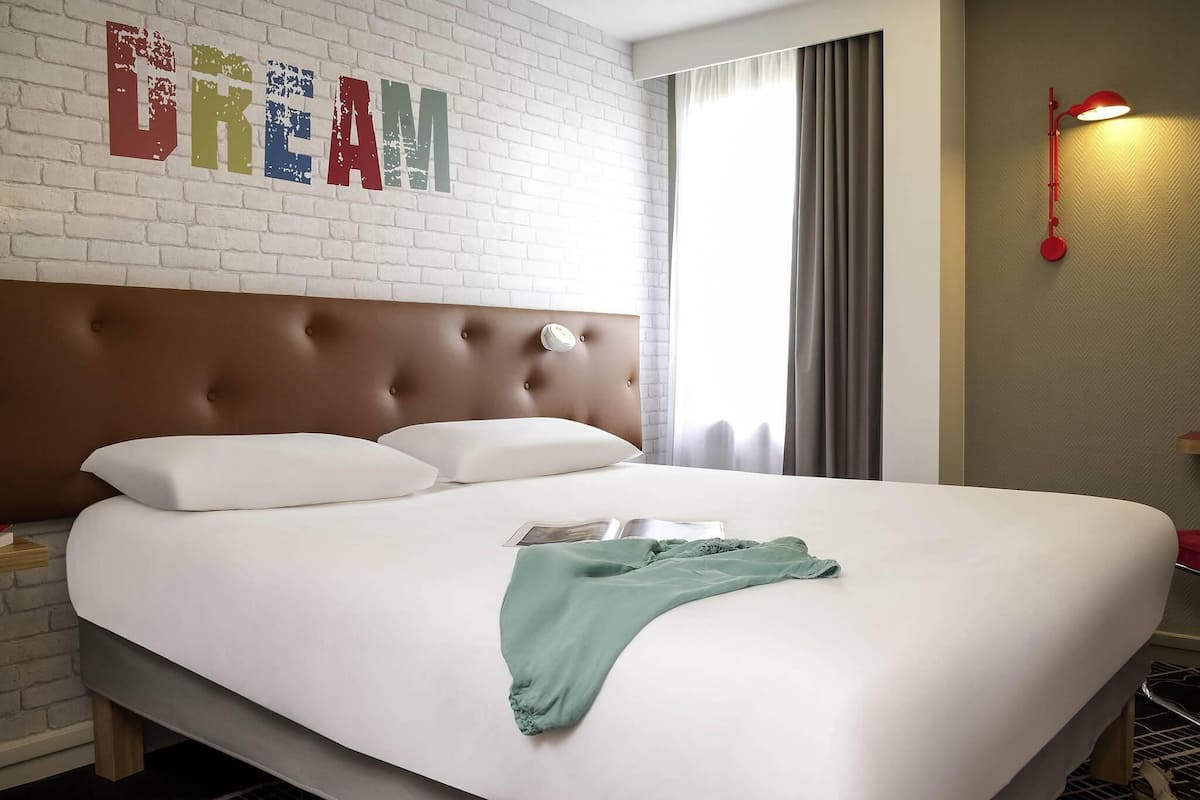 Habitación estándar, 1 cama matrimonial | Ropa de cama de alta calidad, camas con pillow-top y muebles diferentes