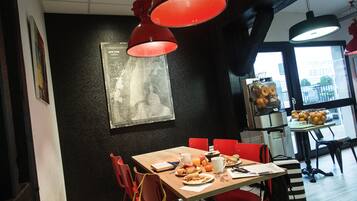 Petit déjeuner buffet (13.90 EUR par personne)