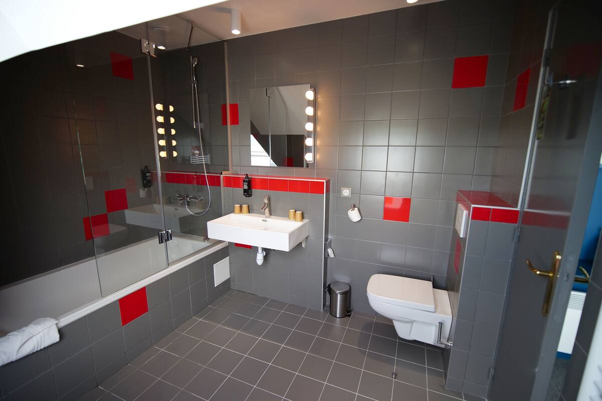 family room (2 chambres adjacentes) | bathroom | shower, eco-friendly toiletries, hair dryer, towels