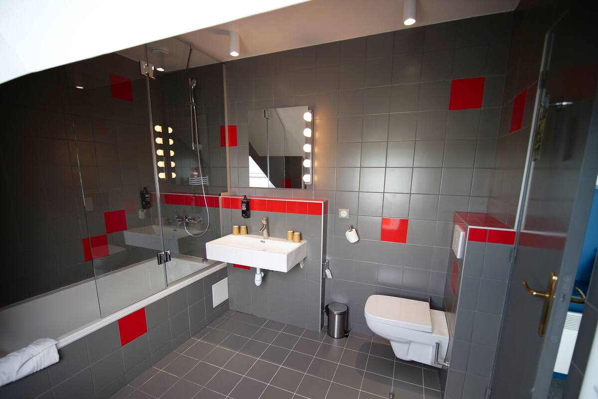 Family Room (2 Chambres Adjacentes) | Bathroom | Shower, eco-friendly toiletries, hair dryer, towels