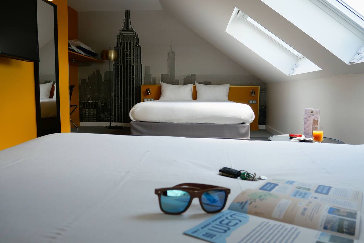 family room, multiple beds | premium bedding, pillow-top beds, individually furnished, desk