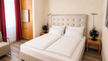 Standard-Doppelzimmer | Allergikerbettwaren, kostenlose Minibar, Schreibtisch, kostenloses WLAN