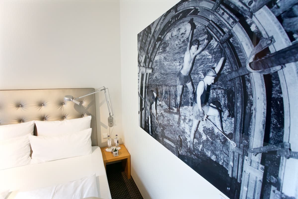 business double room | hypo-allergenic bedding, in-room safe, desk, blackout curtains