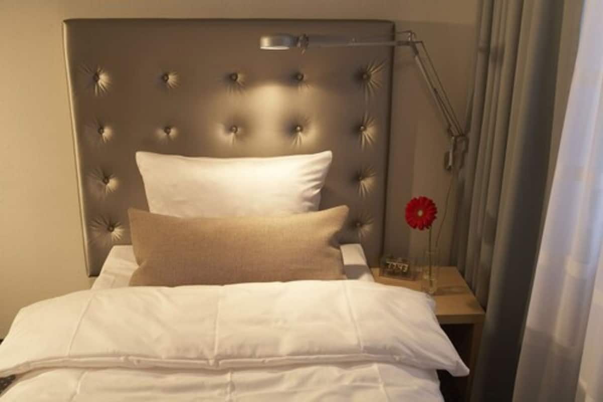 standard single room | hypo-allergenic bedding, in-room safe, desk, blackout curtains