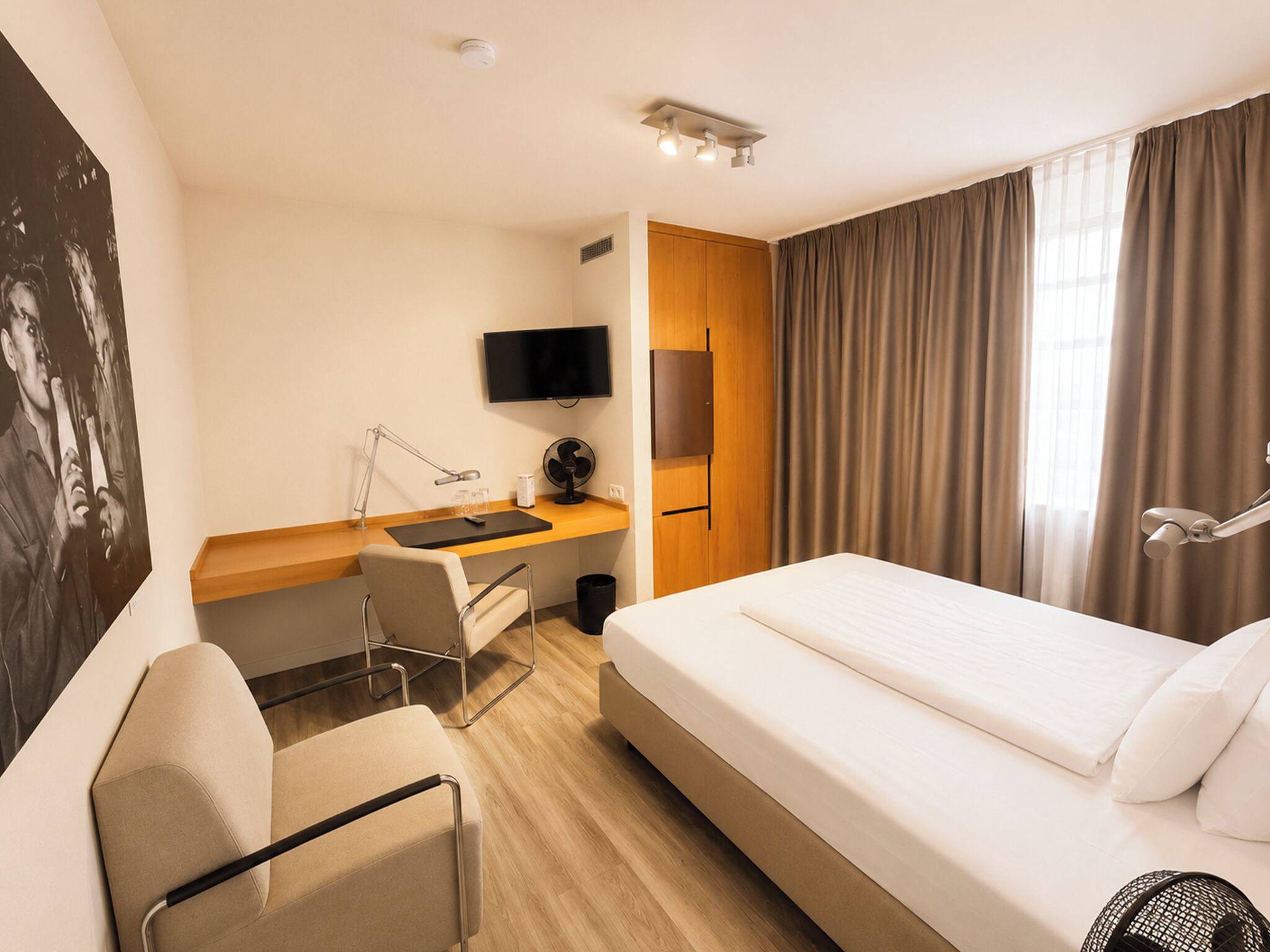 Quarto solteiro standard | Roupas de cama antialérgicas, frigobar (abastecido com itens grátis)