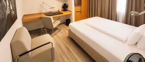 Habitación individual estándar | Ropa de cama hipoalergénica, artículos del minibar gratis y escritorio