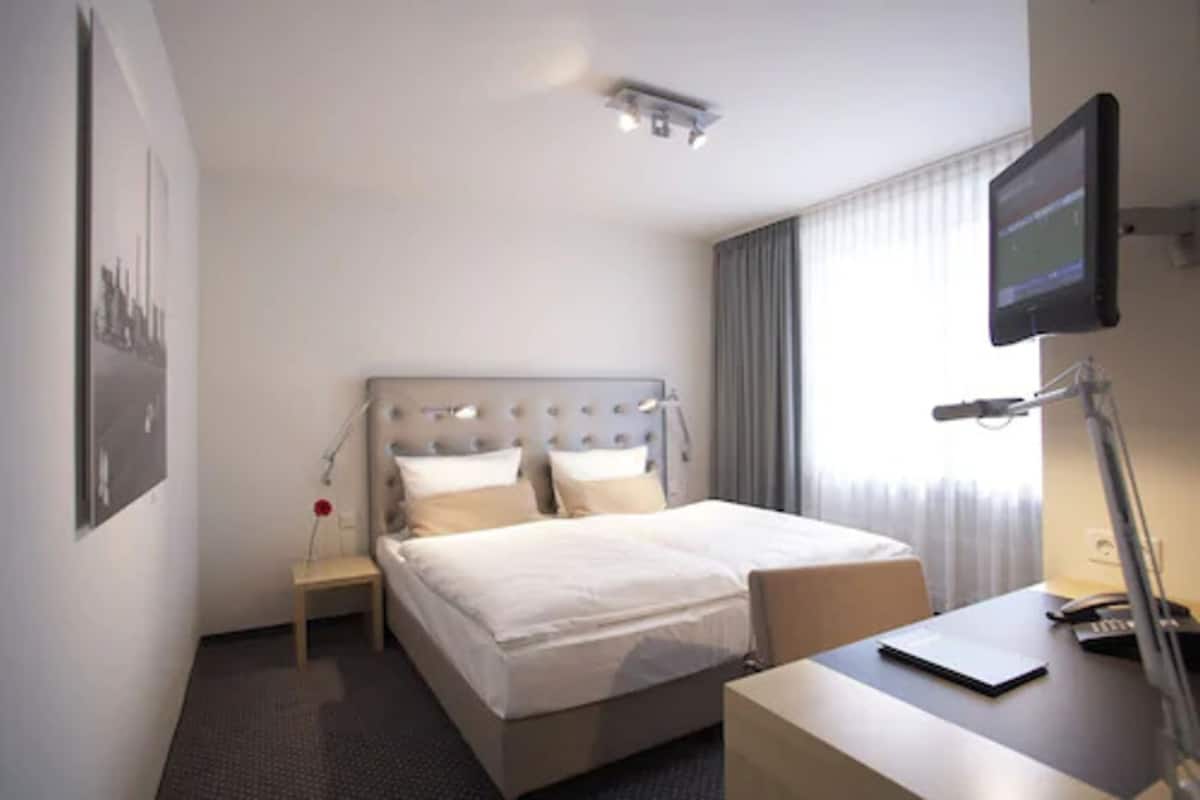 Standard Double Room | Hypo-allergenic bedding, in-room safe, desk, blackout curtains