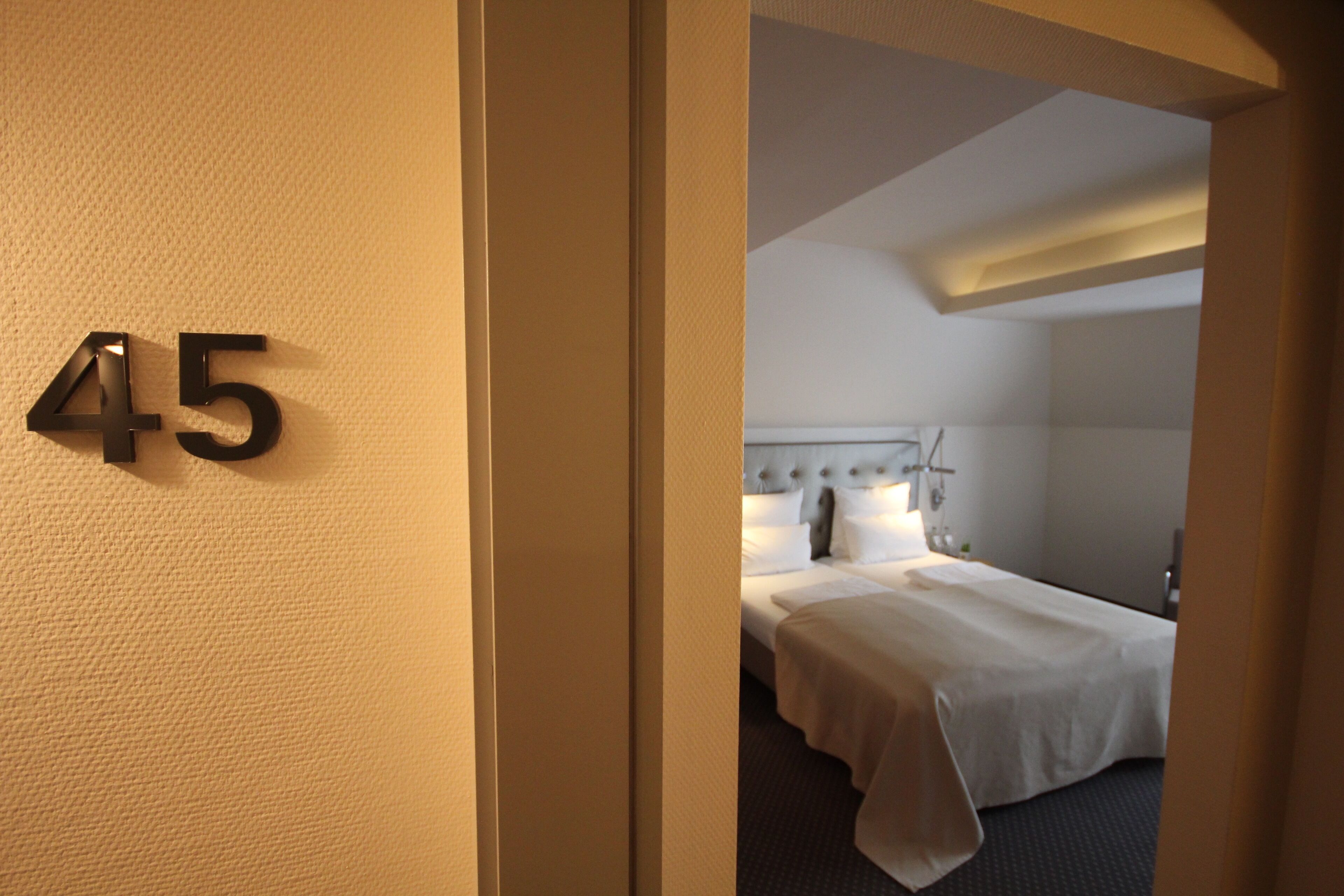 business double room | hypo-allergenic bedding, in-room safe, desk, blackout curtains