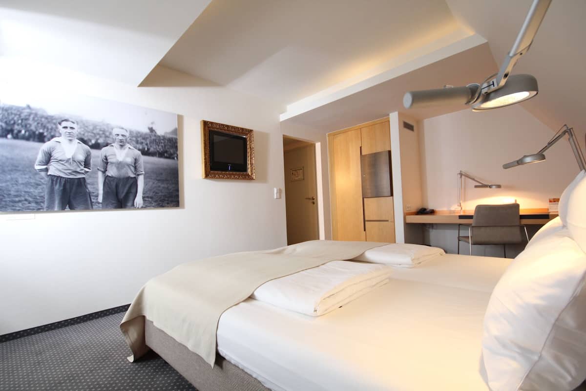 business double room | hypo-allergenic bedding, in-room safe, desk, blackout curtains