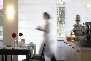 每日供应自助式早餐(每人 EUR 20)