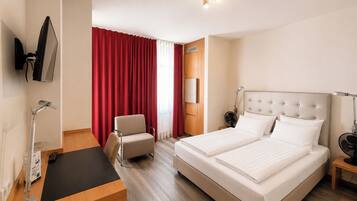 Quarto casal standard | Roupas de cama antialérgicas, frigobar (abastecido com itens grátis)