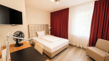 Singola Standard | Biancheria da letto ipoallergenica, minibar con snack e bevande gratuite