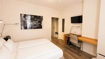 Hypo-allergenic bedding, free minibar, desk, free WiFi