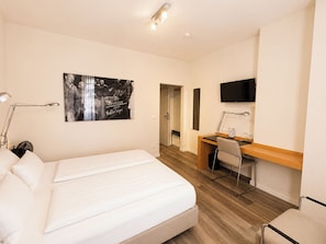 Habitación estándar doble | Ropa de cama hipoalergénica, minibar con artículos gratuitos, escritorio