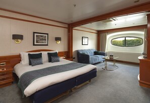 Premium bedding, in-room safe, desk, iron/ironing board