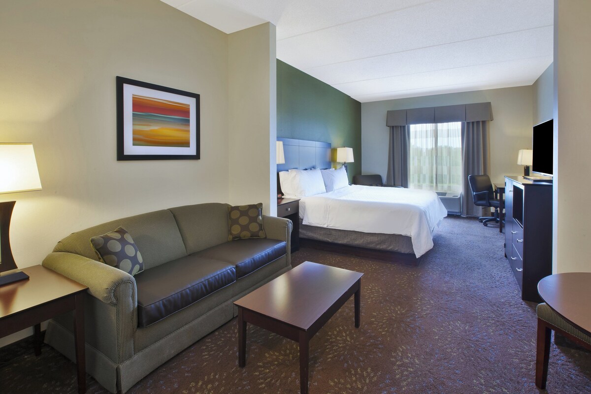 Premium bedding, in-room safe, desk, iron/ironing board