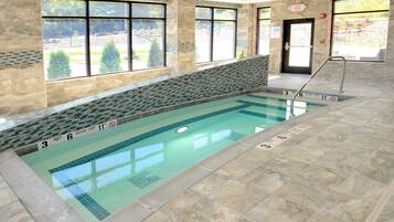 Una piscina cubierta