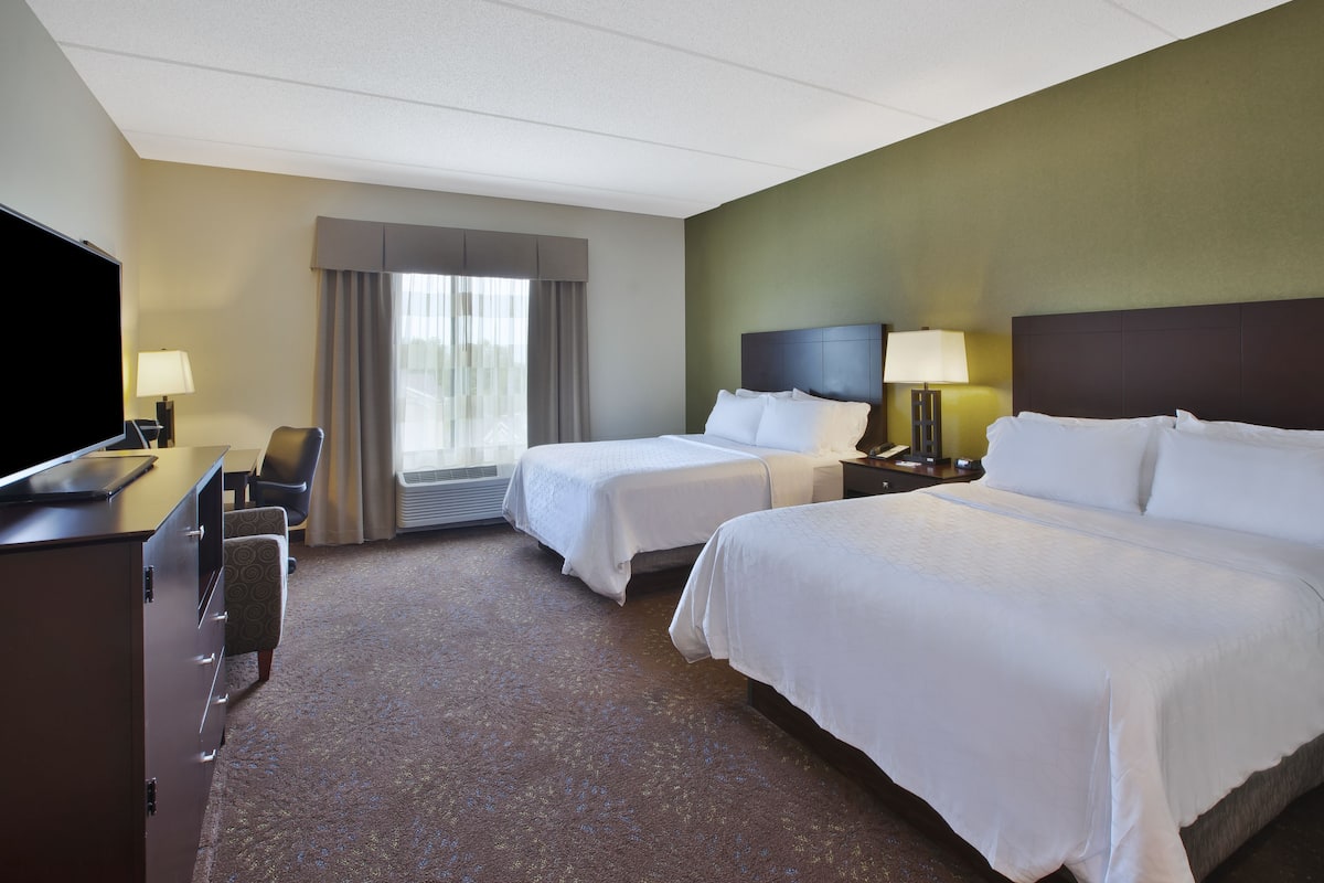 Premium bedding, in-room safe, desk, iron/ironing board