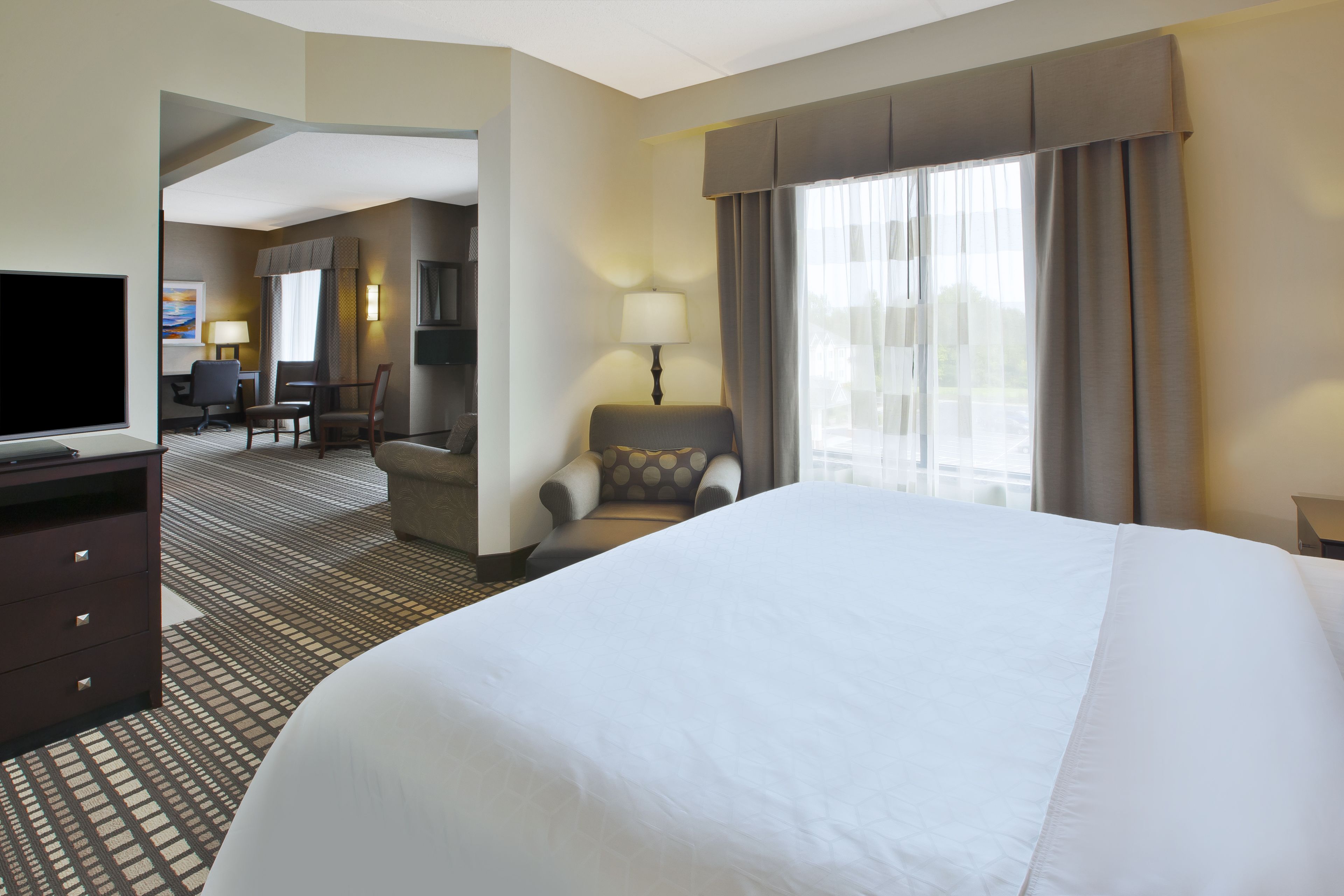 suite, 1 king bed, jetted tub | 1 bedroom, premium bedding, in-room safe, desk