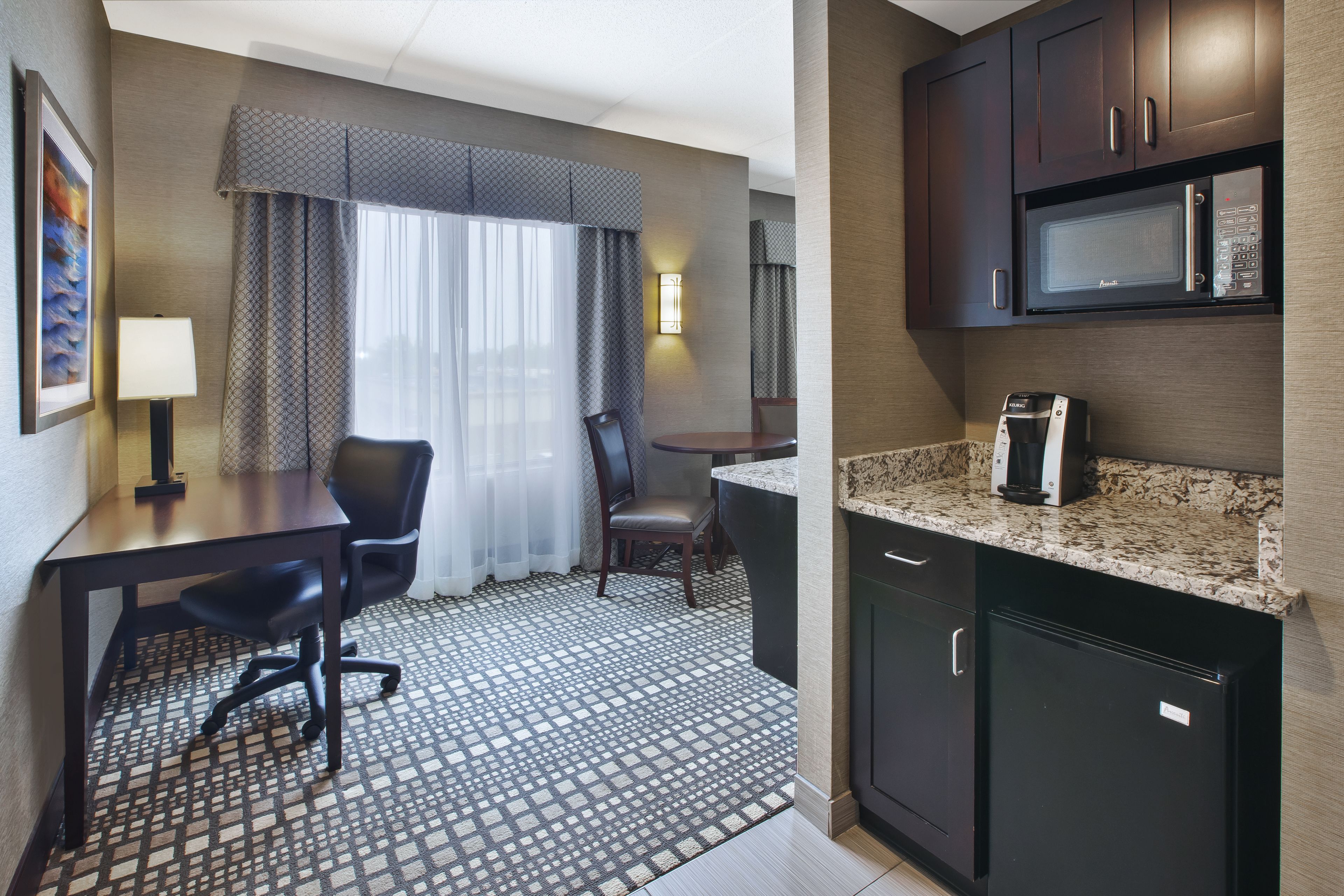 suite, 1 king bed, jetted tub | 1 bedroom, premium bedding, in-room safe, desk