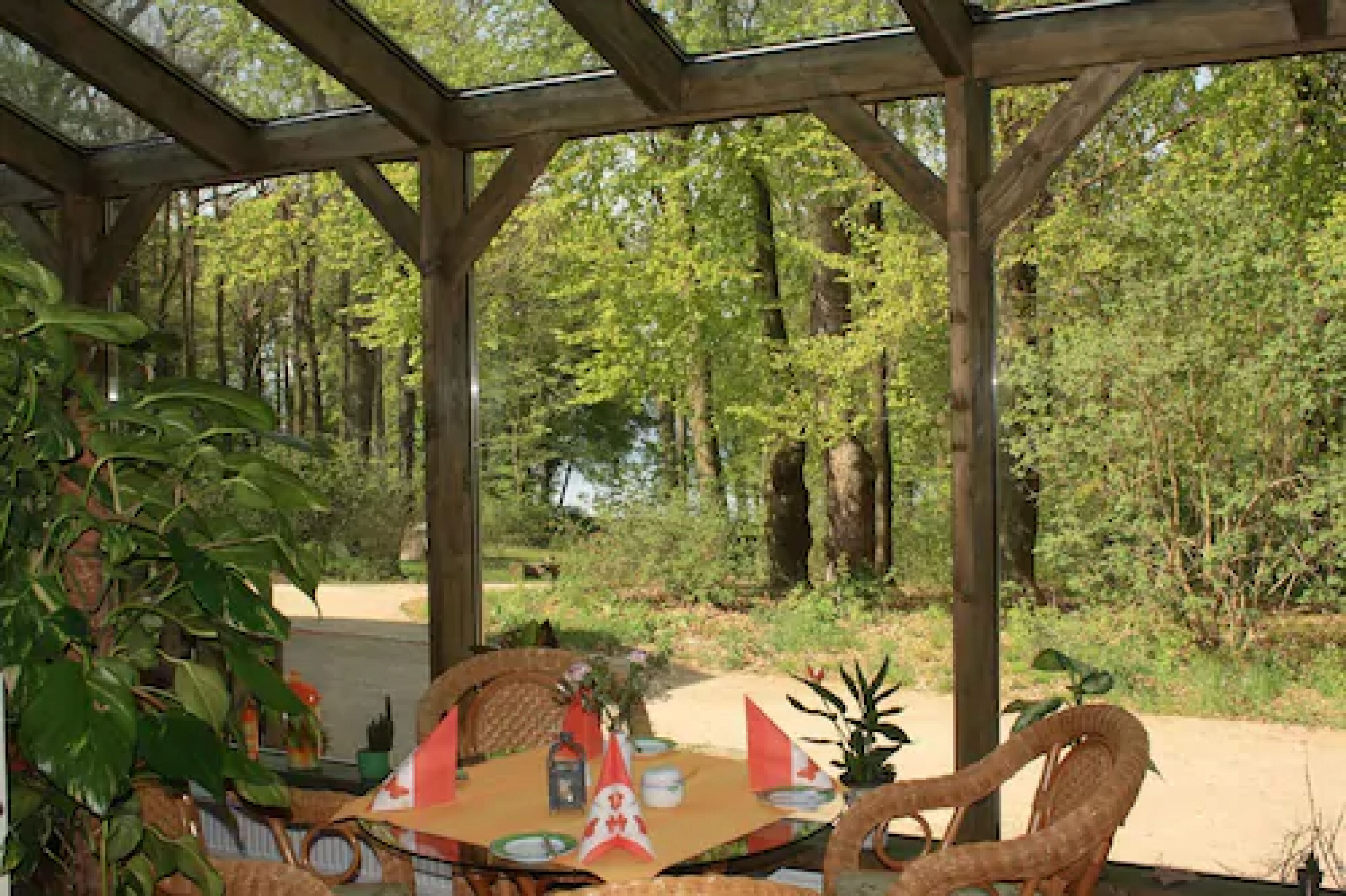 lunch, dinner served; regional cuisine, al fresco dining