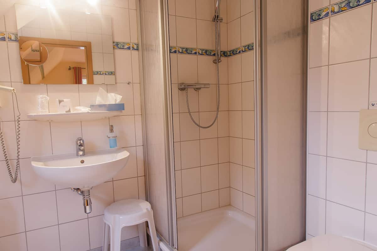single room | bathroom | free toiletries, hair dryer, towels