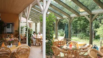Mittagessen, Abendessen, regionale Küche, Speisen im Freien