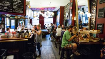 Petit déjeuner continental (7 EUR par personne)