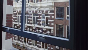Une vue d’un bâtiment doté de détails architecturaux élaborés et d’un cadre de fenêtre.