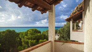 A balcony with a view of the sea and trees. - TH Gioiosa Marea - Capo Calavà Village (Gioiosa Marea)