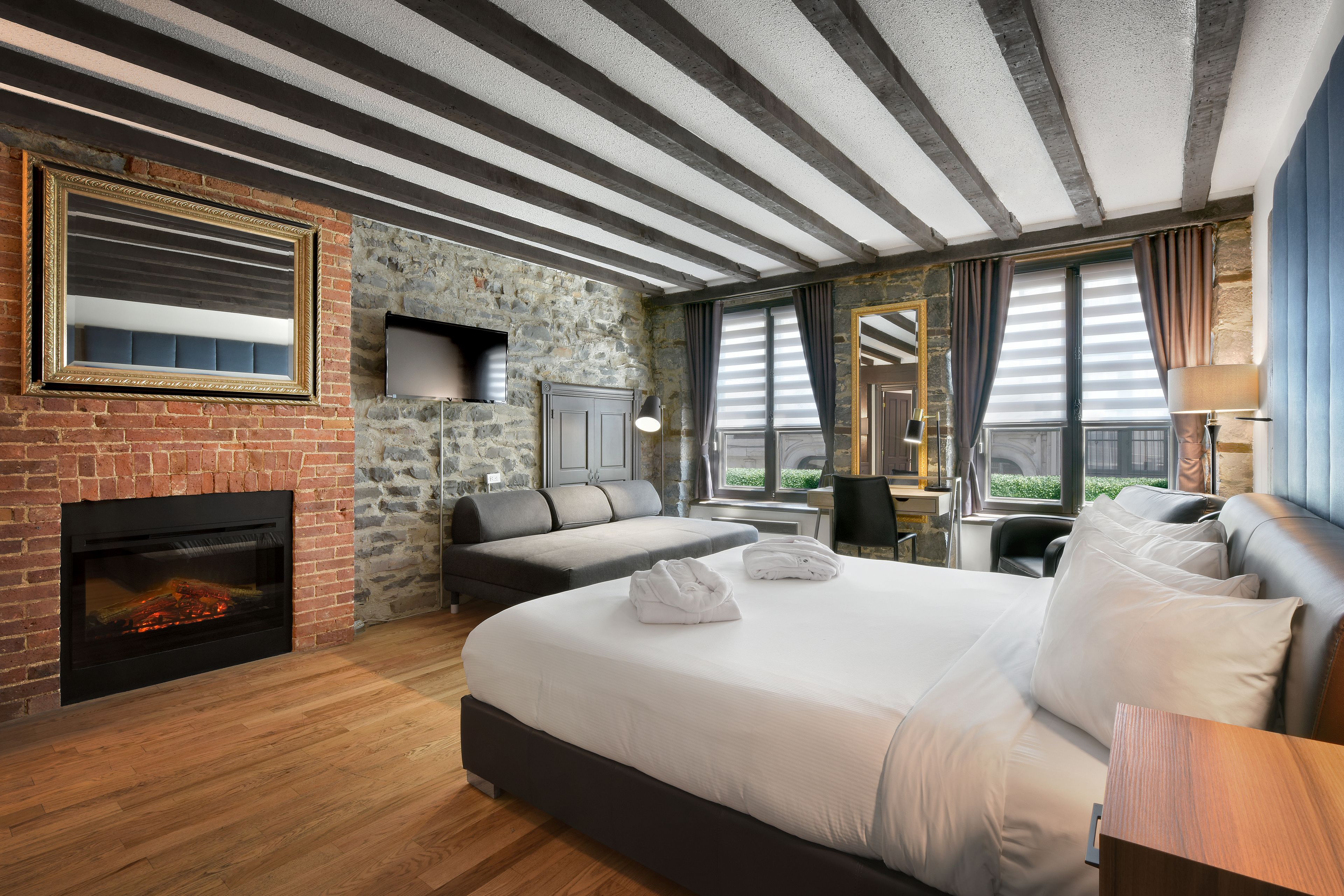 superior room, 1 king bed | hypo-allergenic bedding, down duvets, in-room safe, desk