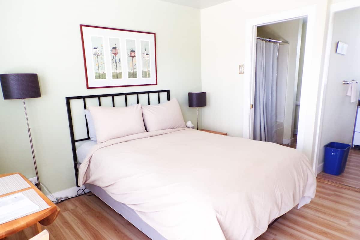 Birdhouse Cottage - 1 queen bed - 1 Room | Rollaway beds (surcharge), WiFi (free), individually decorated