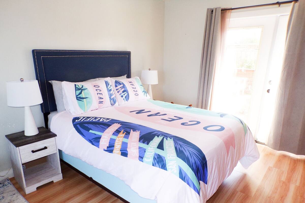 Surf Suite - 1 queen bed - 1 Room | Rollaway beds (surcharge), WiFi (free), individually decorated