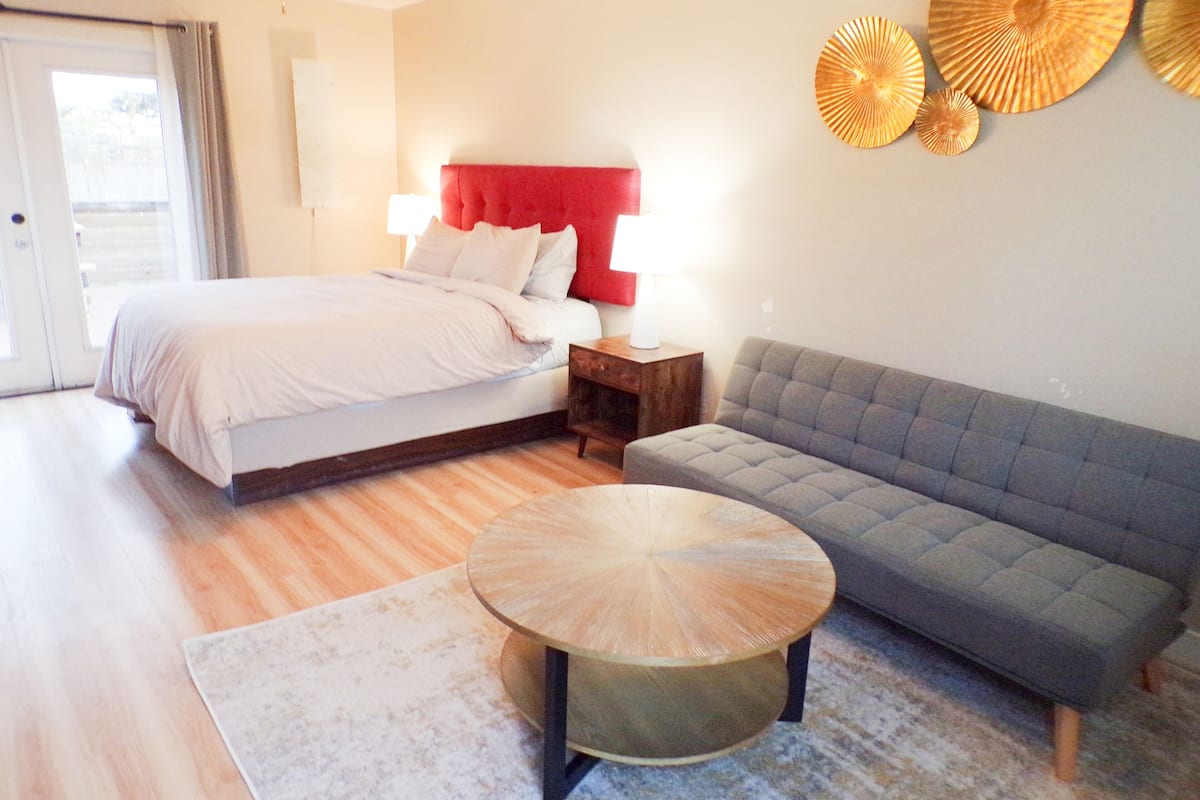 Sun Suite - 1 queen bed - 1 Room | Rollaway beds (surcharge), WiFi (free), individually decorated