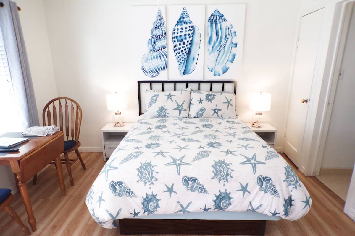 Seashell Cottage - 1 queen bed - 1 Room | Rollaway beds (surcharge), WiFi (free), individually decorated