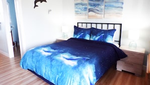 Dolphin Cottage - 1 queen bed - 1 Room | Rollaway beds (surcharge), WiFi (free), individually decorated - Shoreline Cottages (Fort Bragg)