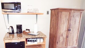 Sun Suite - 1 queen bed - 1 Room | Private kitchenette | Coffee/tea maker, microwave - Shoreline Cottages (Fort Bragg)