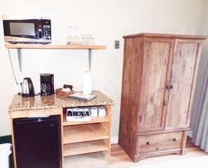 Sun Suite - 1 queen bed - 1 Room | Private kitchenette | Microwave, coffee/tea maker