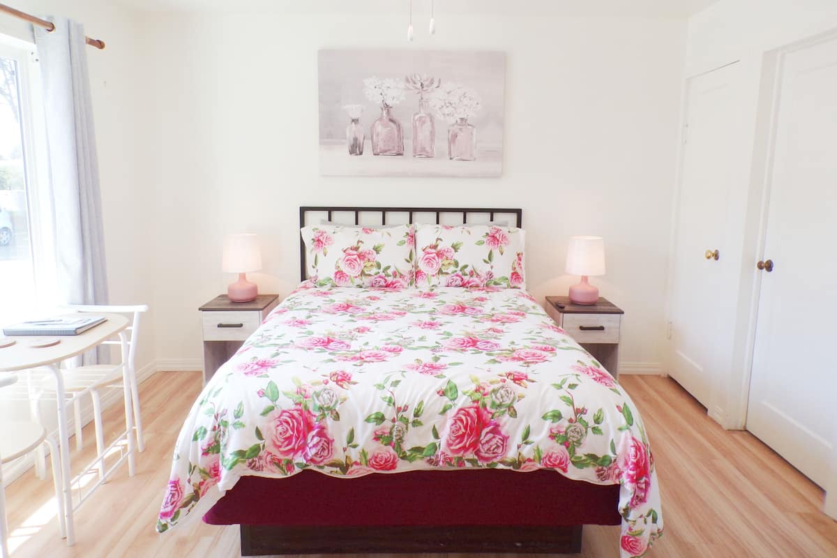 Roses and Ivy Cottage - 1 queen bed - 1 Room | Rollaway beds (surcharge), WiFi (free), individually decorated