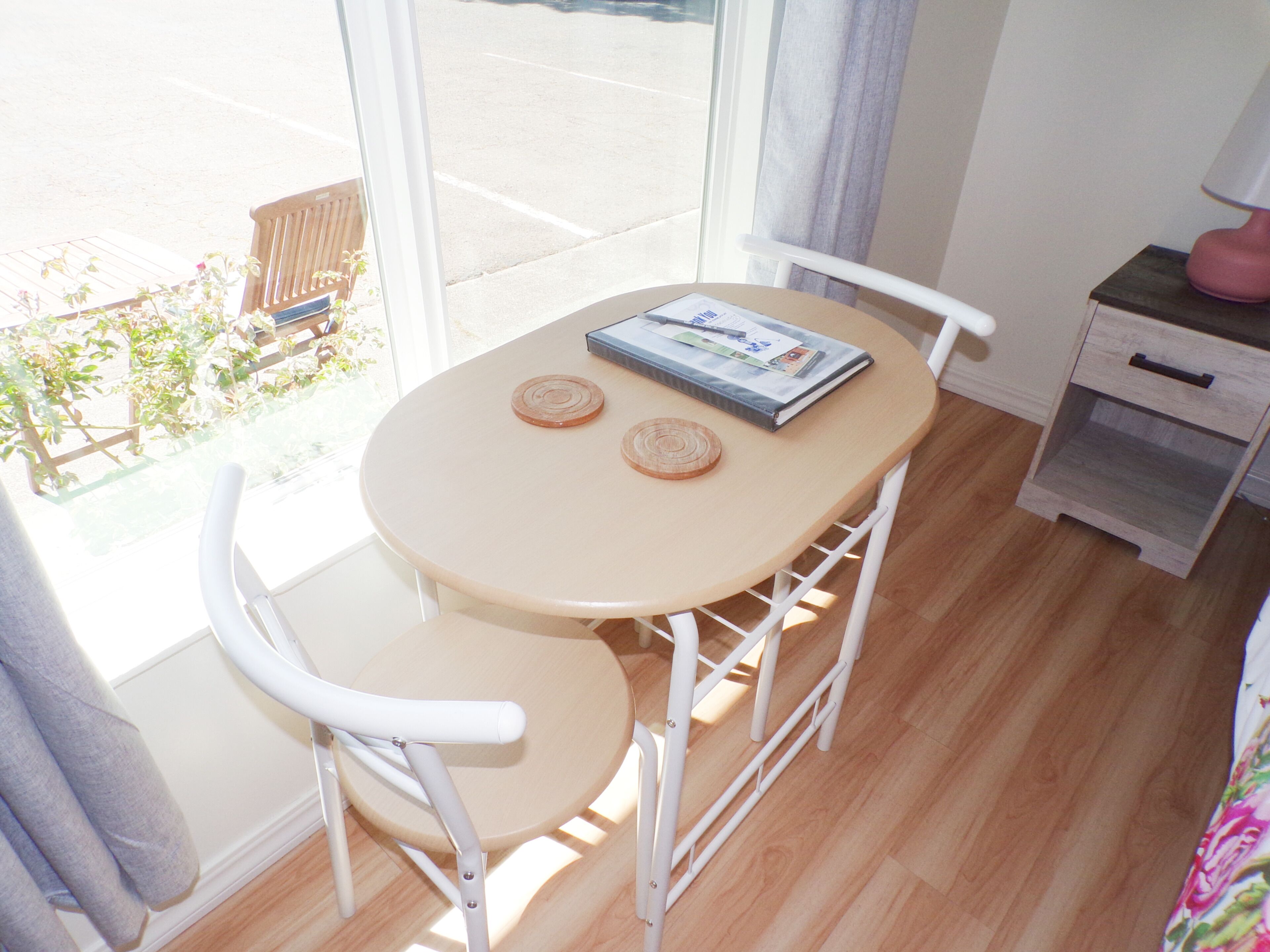 تناول الطعام داخل الغرفة