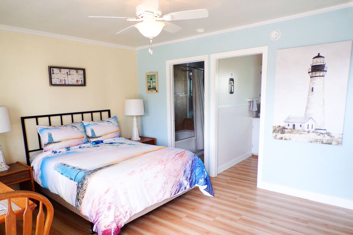 Lighthouse Cottage - 1 queen bed - 1 Room | Rollaway beds (surcharge), WiFi (free), individually decorated