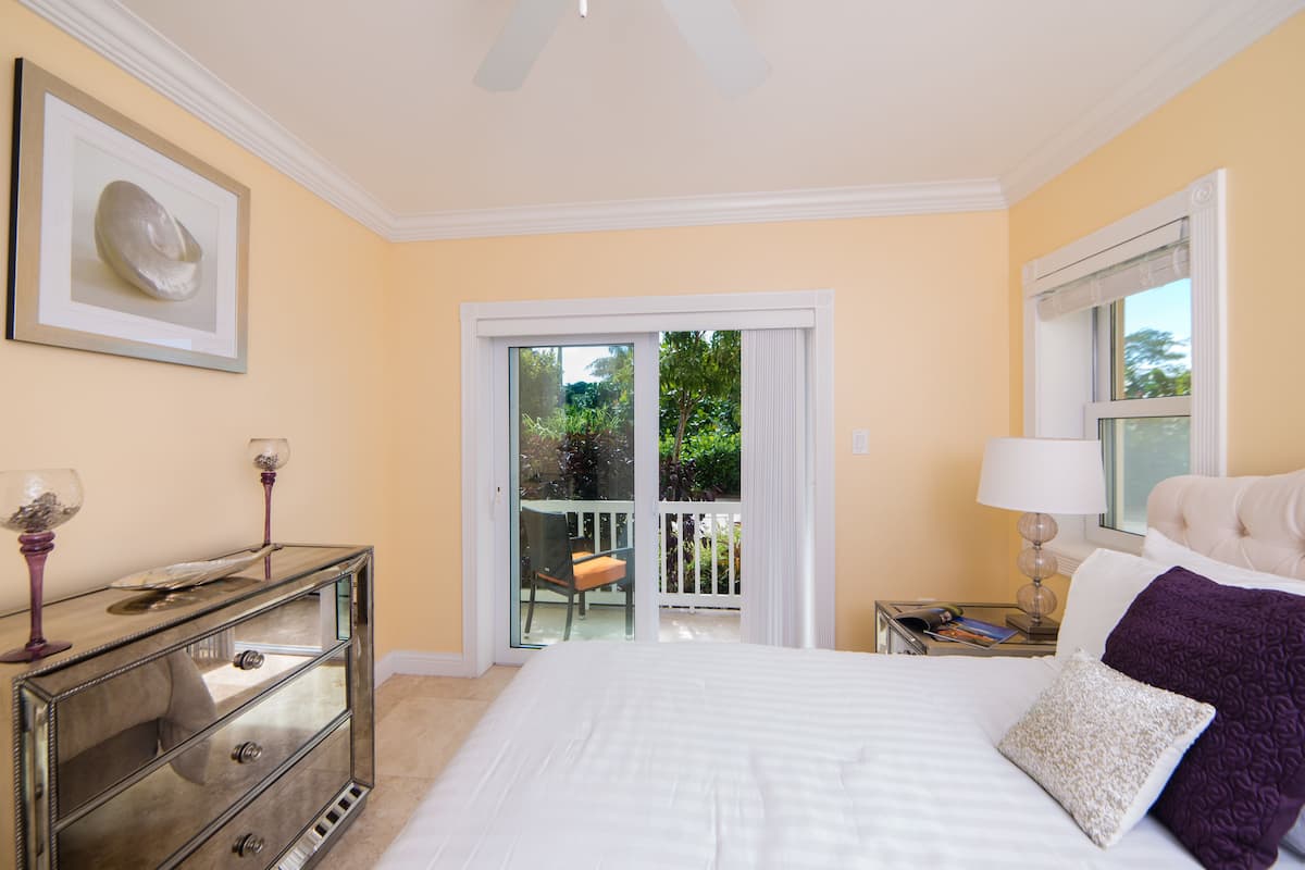 Premium bedding, in-room safe, desk, laptop workspace