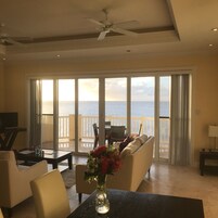 Roupas de cama premium, cofres nos quartos, escrivaninha