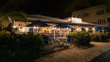 Se sirven desayunos, comidas y cenas con vista a la playa