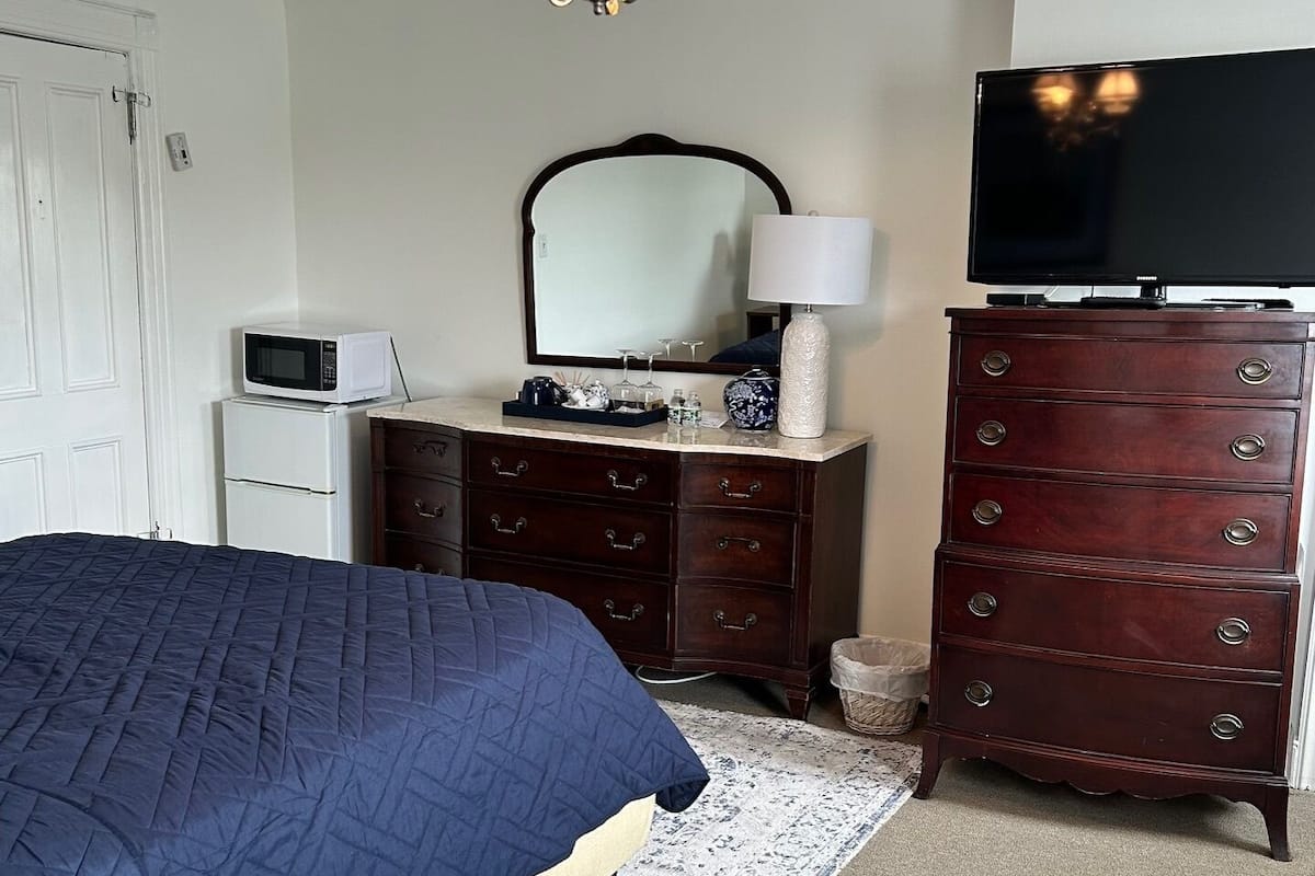 Suíte estúdio standard, 1 cama Queen, geladeira e micro-ondas | 1 quarto, escrivaninha, espaço de trabalho para notebook
