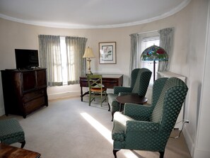 Studiosuite – signature, 1 kingsize-seng, kjøleskap og mikrobølgeovn | Skrivebord, skrivebord for bærbar PC og strykejern/-brett